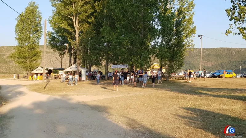 FOTO: Uz pogled na predivno jezero Krenica žitelji uživaju u ribljim specijalitetima 14