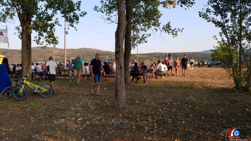 FOTO: Uz pogled na predivno jezero Krenica žitelji uživaju u ribljim specijalitetima 3
