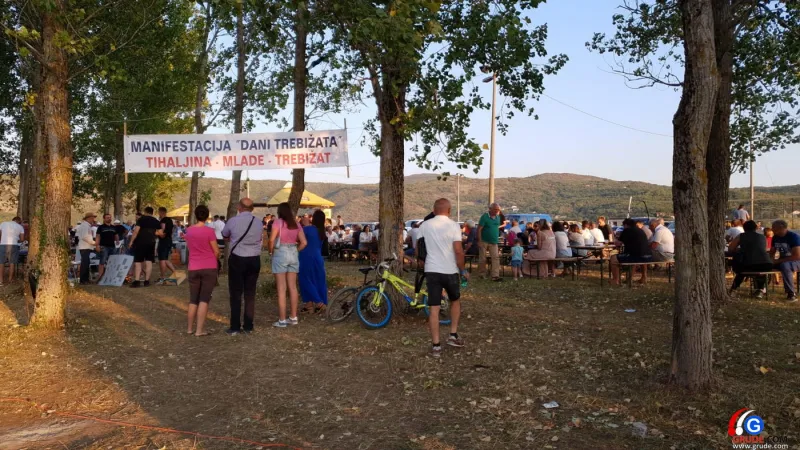 FOTO: Uz pogled na predivno jezero Krenica žitelji uživaju u ribljim specijalitetima 4