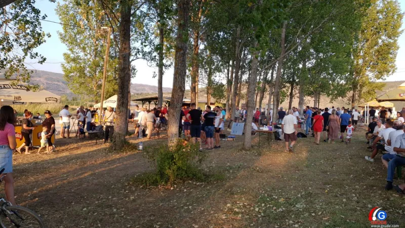 FOTO: Uz pogled na predivno jezero Krenica žitelji uživaju u ribljim specijalitetima 5