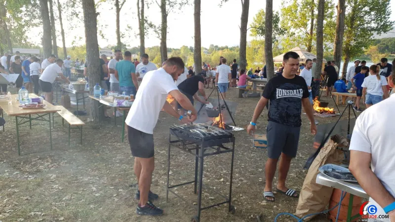 FOTO: Uz pogled na predivno jezero Krenica žitelji uživaju u ribljim specijalitetima 6