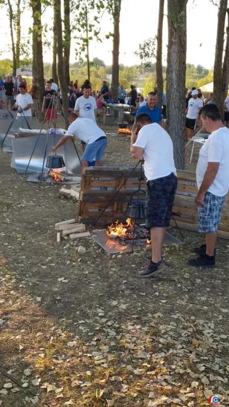 FOTO: Uz pogled na predivno jezero Krenica žitelji uživaju u ribljim specijalitetima 9