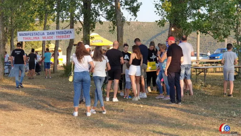 FOTO: Uz pogled na predivno jezero Krenica žitelji uživaju u ribljim specijalitetima