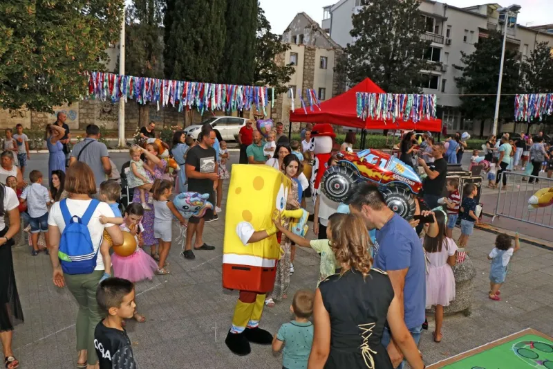 FOTO: Ljetni karneval u Čapljini ponovno spektakularan