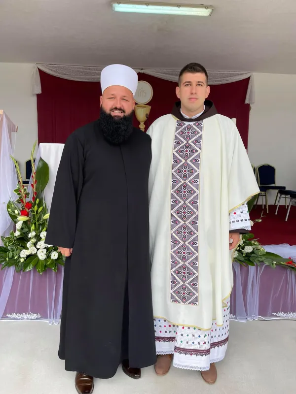 Imam Nihad Ahmetović na mladoj misi misi fra Antonija Baketarića u Prozoru 1