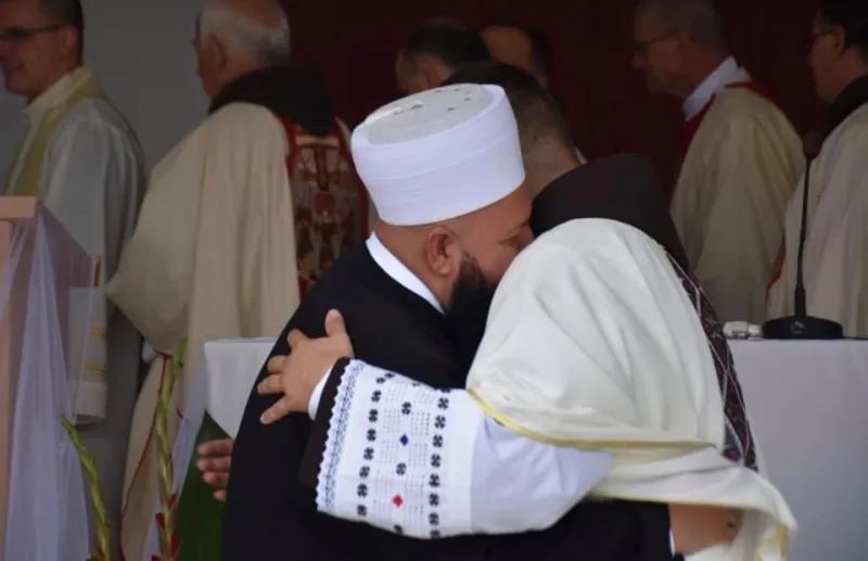 Imam Nihad Ahmetović na mladoj misi misi fra Antonija Baketarića u Prozoru 2
