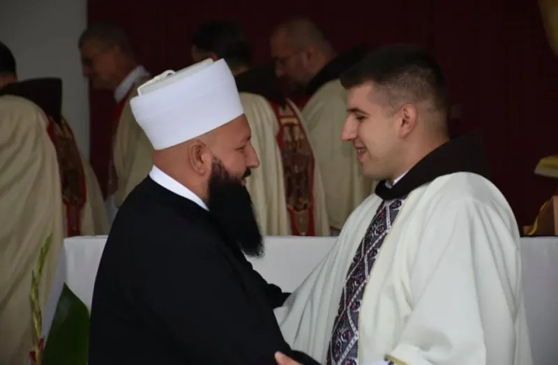 Imam Nihad Ahmetović na mladoj misi misi fra Antonija Baketarića u Prozoru 3