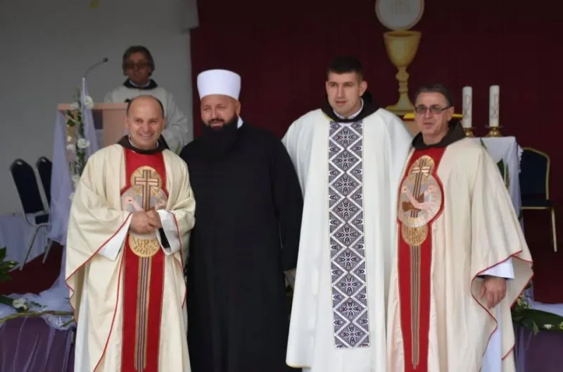 Imam Nihad Ahmetović na mladoj misi misi fra Antonija Baketarića u Prozoru 4