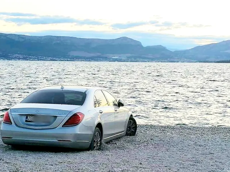 Parkirao Mercedes na samu plažu i nasmijao regiju