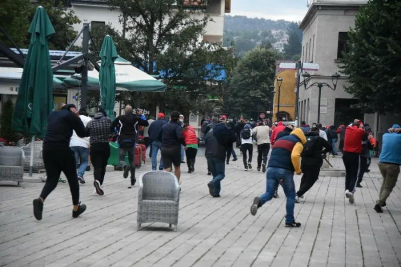 Ratno stanje u Crnoj Gori: Odjekuju topovski udari, tuku se policija i prosvjednici