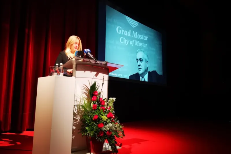 Ines Bešlić rasplakala nazočne govoreći o ocu: Pokazao si da si fenomen, fenomenalan tata, fenomenalan gradonačelnik