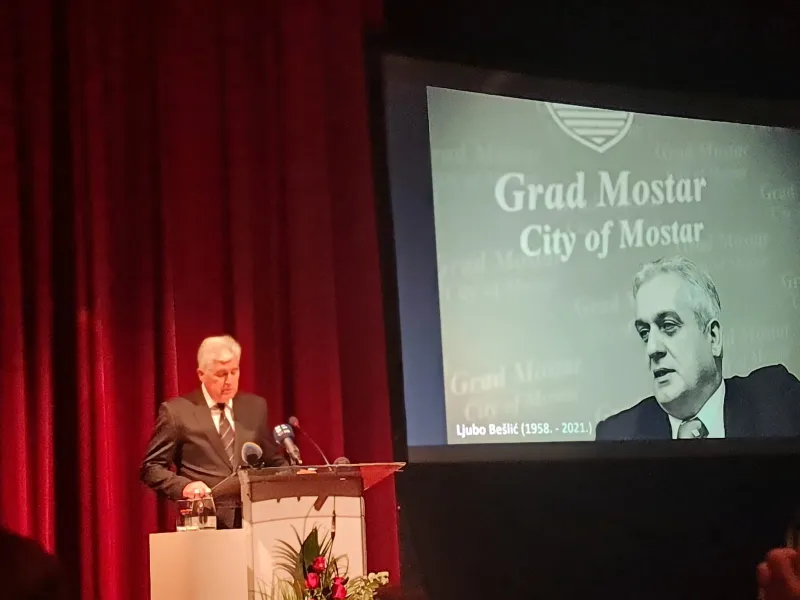 FOTO: Brojni se opraštaju od najdugovječnijeg gradonačelnika Mostara 3