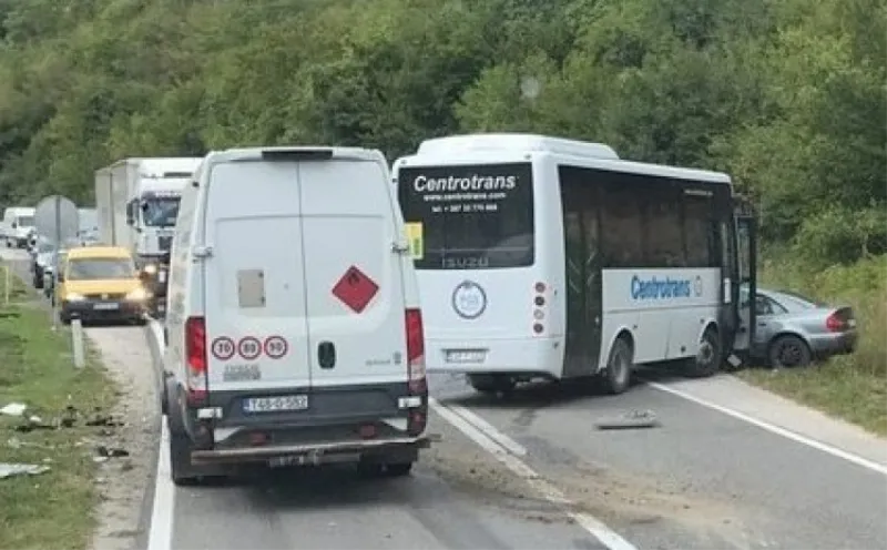 U stravičnoj nesreći kod Sarajeva dvije osobe izgubile život