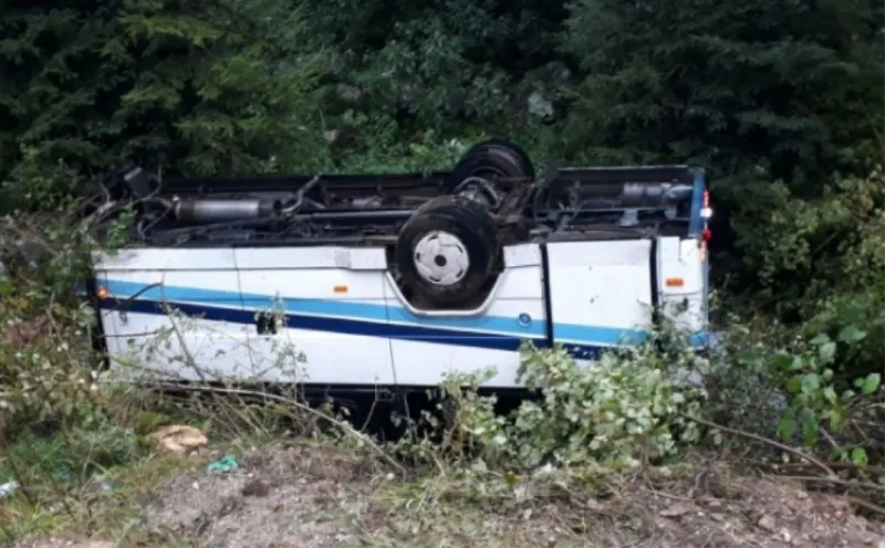 Autobus sletio s ceste nakon kontakta s Fiatom: Ozlijeđeno 16 osoba, od čega 4 teže