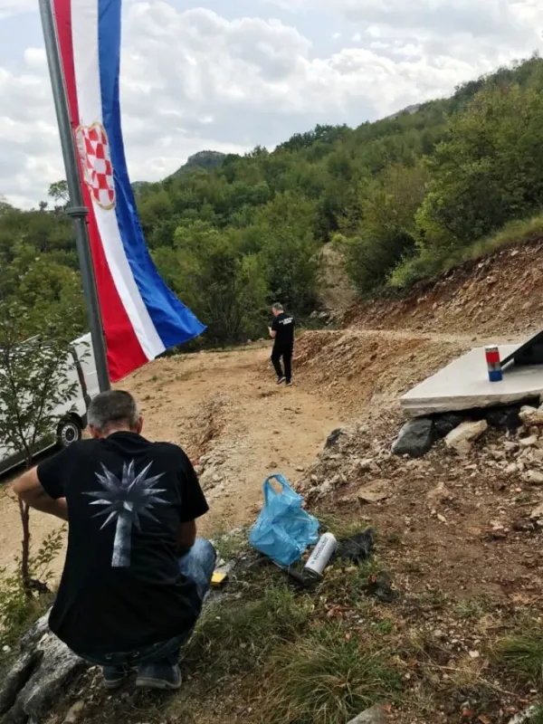 FOTO: Kolege suborci postavili spomen obilježje Goranu Spajiću-Gogi 1