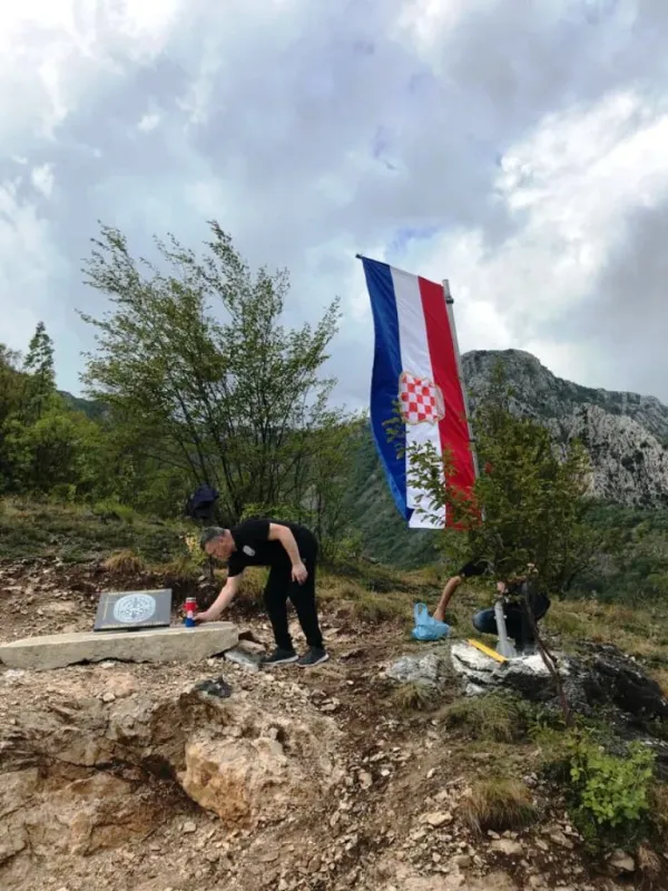 FOTO: Kolege suborci postavili spomen obilježje Goranu Spajiću-Gogi 10