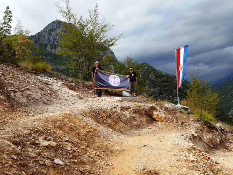 FOTO: Kolege suborci postavili spomen obilježje Goranu Spajiću-Gogi 2