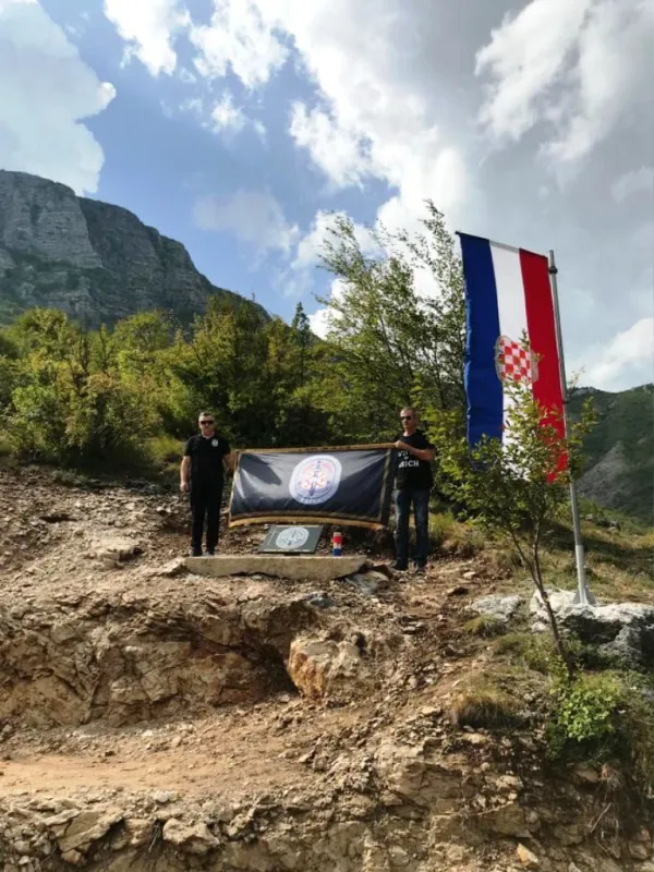 FOTO: Kolege suborci postavili spomen obilježje Goranu Spajiću-Gogi 3