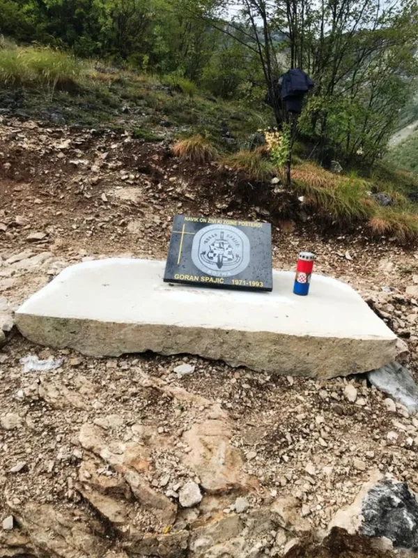 FOTO: Kolege suborci postavili spomen obilježje Goranu Spajiću-Gogi 4