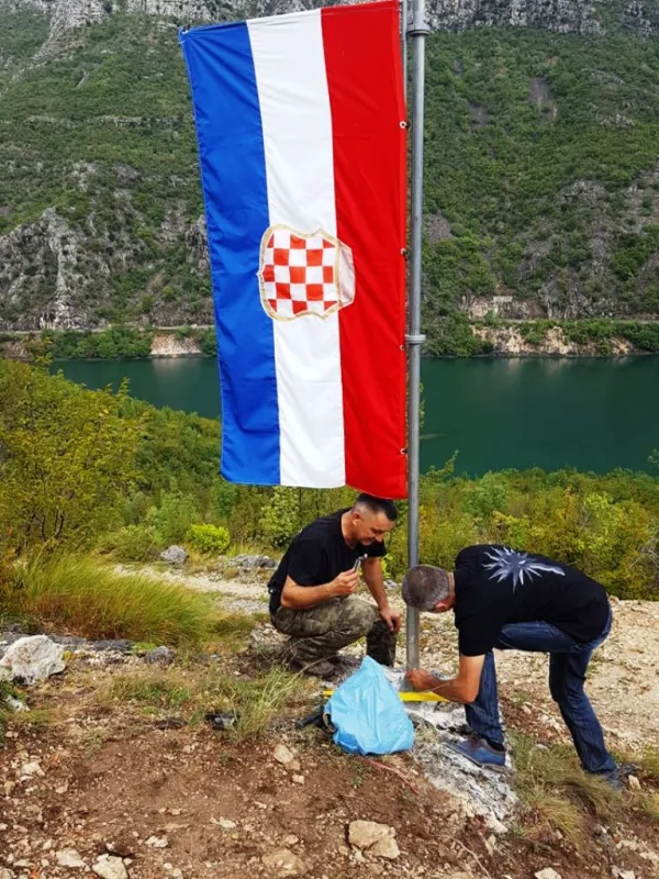 FOTO: Kolege suborci postavili spomen obilježje Goranu Spajiću-Gogi 5