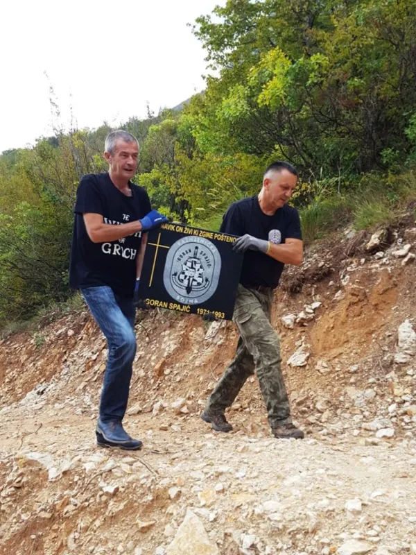 FOTO: Kolege suborci postavili spomen obilježje Goranu Spajiću-Gogi 6