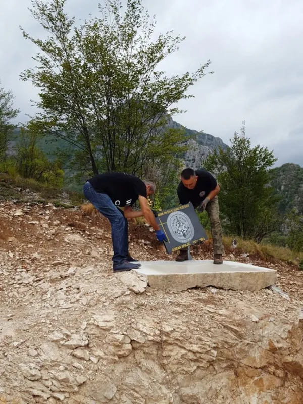 FOTO: Kolege suborci postavili spomen obilježje Goranu Spajiću-Gogi 7