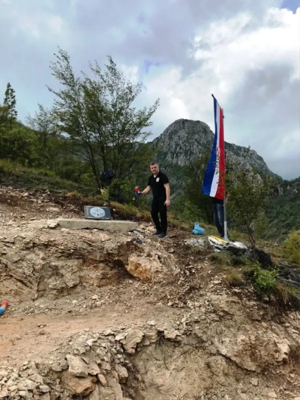 FOTO: Kolege suborci postavili spomen obilježje Goranu Spajiću-Gogi 8