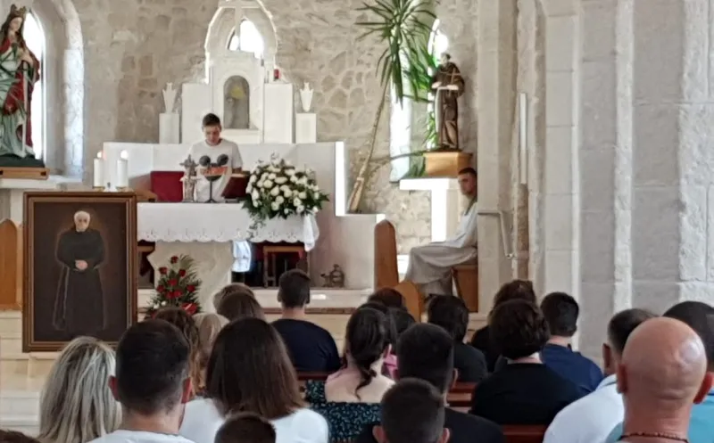 FOTO: Vjernici se u molitvi prisjetili svog fra Bernarda Marića 2