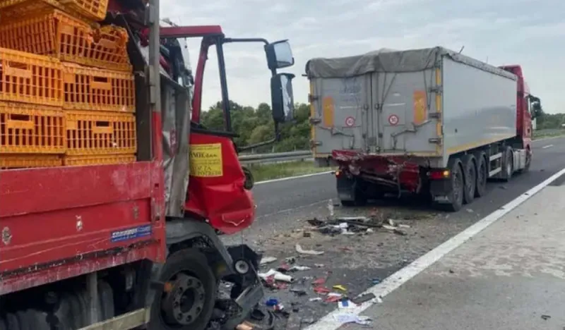 A1 - Jedan mrtav u sudaru dva kamiona