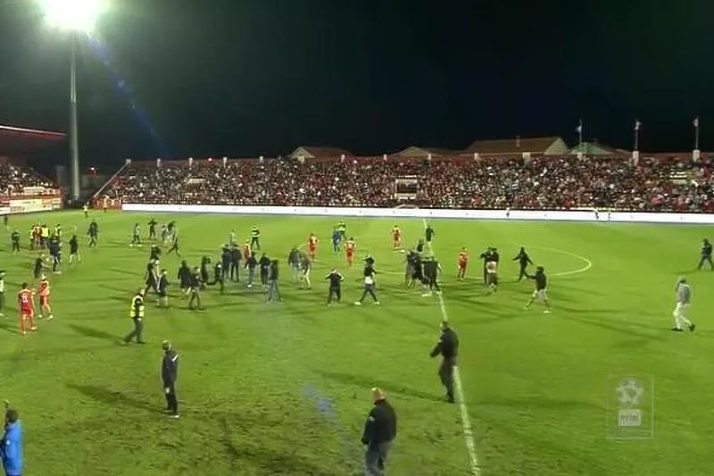 KAOS U MOSTARU: Navijači Veleža uletjeli na teren i prekinuli meč