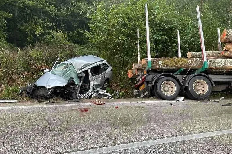Teška nesreća na cesti Kiseljak - Busovača: Život izgubila jedna osoba, angažirani i vatrogasci