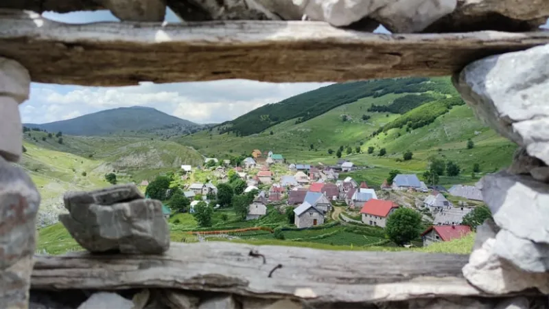 Reportaža iz hercegovačkog sela: “Lijepo je, samo ljudi ga kvare”