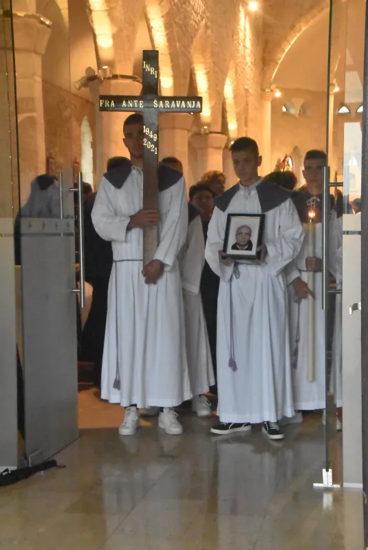 FOTO: HERCEGOVINA ISPRATILA SVOG FRA ANTU ŠARAVANJU U ZAGRLJAJ KRISTU 102