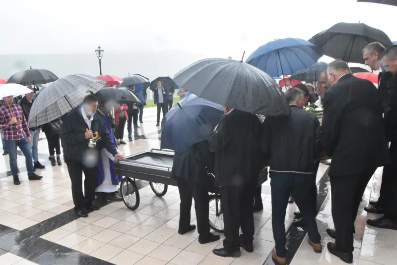 FOTO: HERCEGOVINA ISPRATILA SVOG FRA ANTU ŠARAVANJU U ZAGRLJAJ KRISTU 113