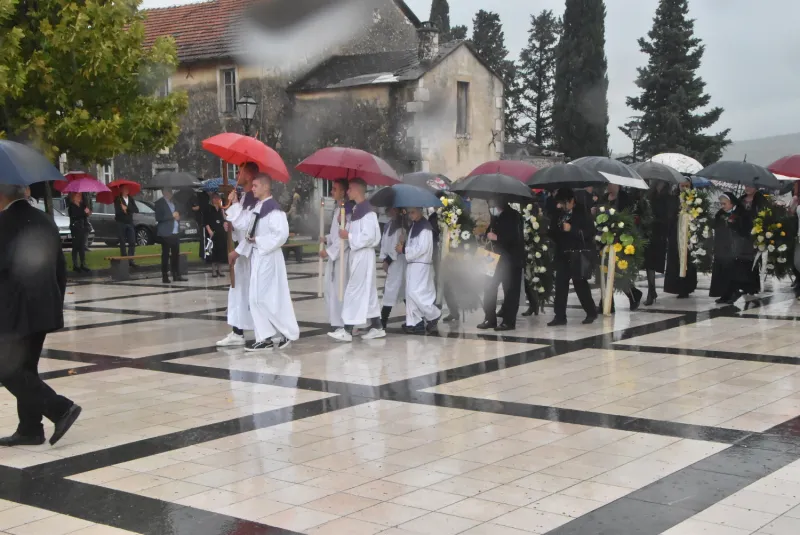 FOTO: HERCEGOVINA ISPRATILA SVOG FRA ANTU ŠARAVANJU U ZAGRLJAJ KRISTU 118