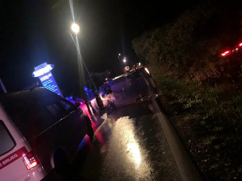 FOTO: Prometna nesreća noćas na Trnu, na terenu policija i Hitna pomoć 1