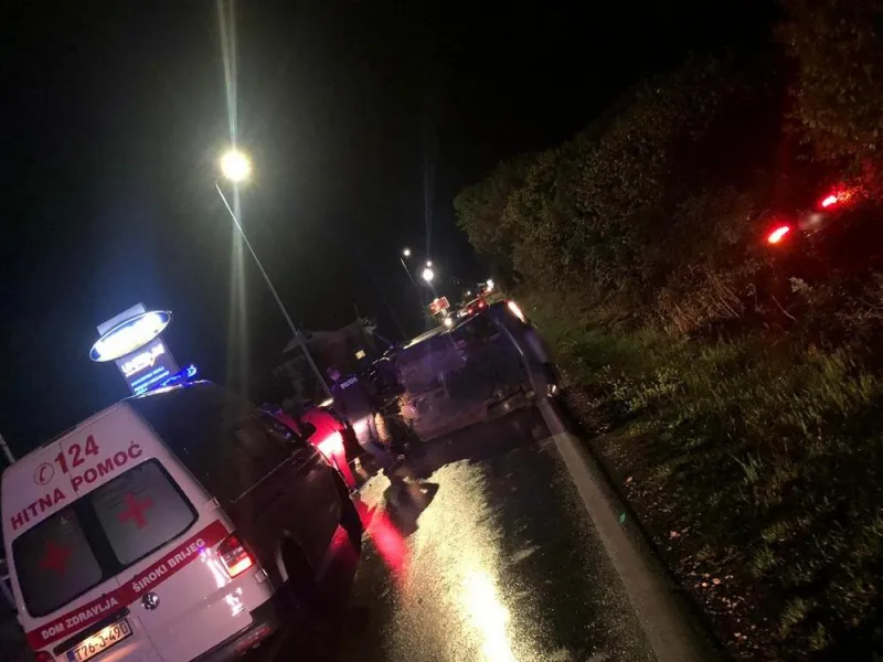 FOTO: Prometna nesreća noćas na Trnu, na terenu policija i Hitna pomoć