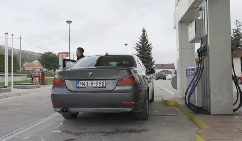 VIDEO: Zatražio pun tank goriva, nastao kaos na benzinskoj...