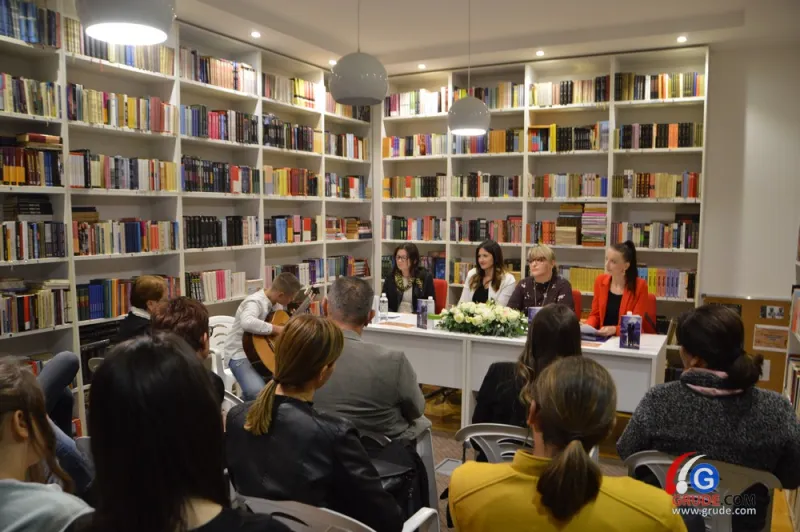 Marija Lovrić-Crnjac predstavila zbirku pjesama ''Oluja'' FOTO 3
