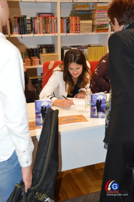 Marija Lovrić-Crnjac predstavila zbirku pjesama ''Oluja'' FOTO 8