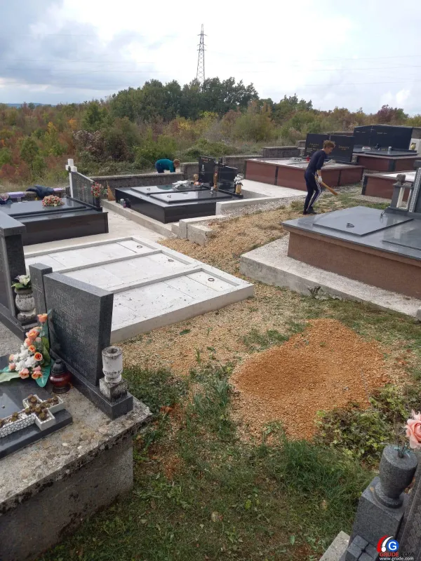 FOTO: Na Cerama očistili grobove onih koji tu počivaju, uredili i okoliš 1