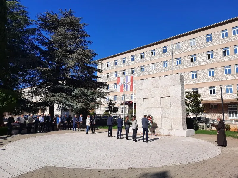 Grude: Položeno cvijeće i zapaljene svijeće povodom Svih Svetih i Dušnog dana FOTO