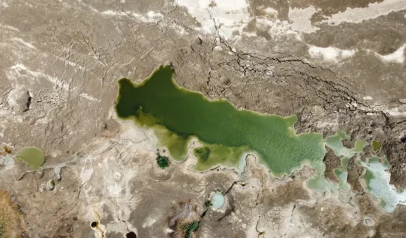 Mrtvo more se povlači, izbijaju čudni krateri
