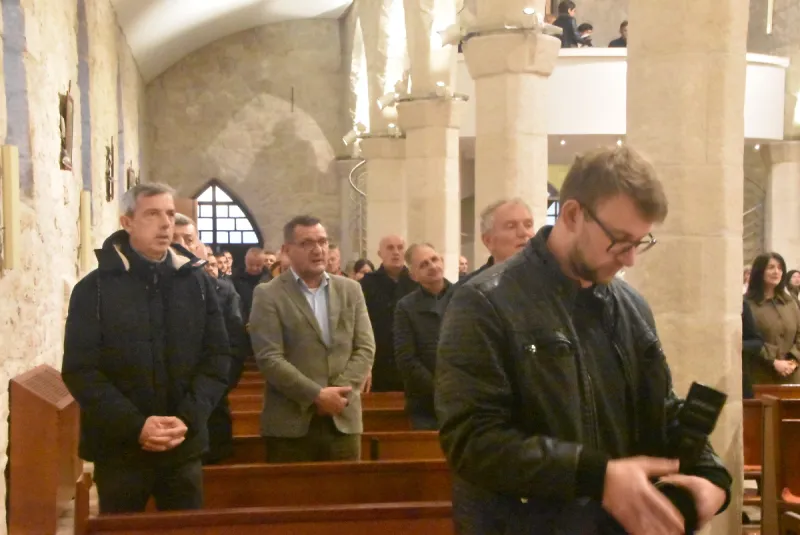 (FOTO/VIDEO) U GRUDAMA MISA ZA STRADALE U SVIM RATOVIMA I PORAĆU! 'KOLIKO GOD KOŠTALO, OSTANIMO NA PRAVOM PUTU, NA BOŽJEM PUTU, KAO ŠTO SU NAŠI BRANITELJI' 1