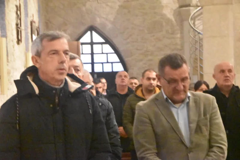 (FOTO/VIDEO) U GRUDAMA MISA ZA STRADALE U SVIM RATOVIMA I PORAĆU! 'KOLIKO GOD KOŠTALO, OSTANIMO NA PRAVOM PUTU, NA BOŽJEM PUTU, KAO ŠTO SU NAŠI BRANITELJI' 2