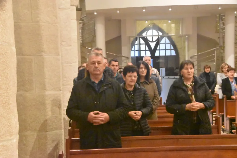 (FOTO/VIDEO) U GRUDAMA MISA ZA STRADALE U SVIM RATOVIMA I PORAĆU! 'KOLIKO GOD KOŠTALO, OSTANIMO NA PRAVOM PUTU, NA BOŽJEM PUTU, KAO ŠTO SU NAŠI BRANITELJI' 3