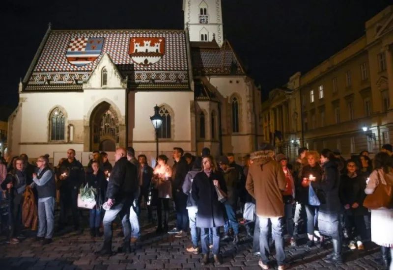 Zagrepčani prosvjedovali protiv covid potvrda, zapalili i lampione