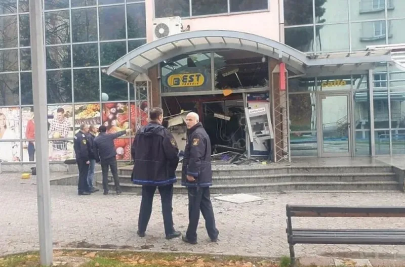 Jutros raznesena dva bankomata