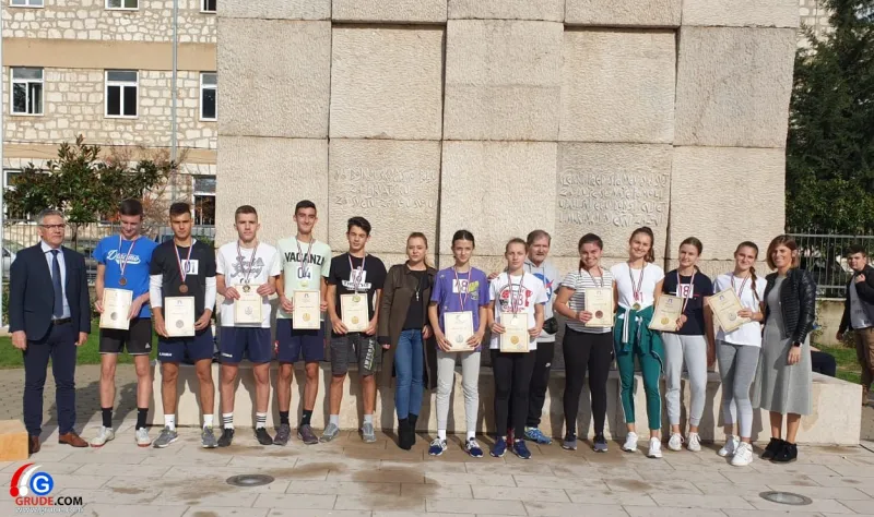 FOTO: Kod srednjoškolaca slavili Nina Bošnjak i Mate Iličić, kod osnovnoškolaca Nina Marić i Ivan Leventić 1