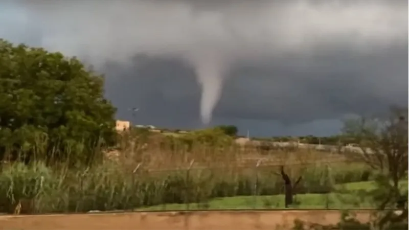 VIDEO: Pijavica u Italiji, poginula jedna osoba, vjetar prevrtao vozila, raznio prozore...